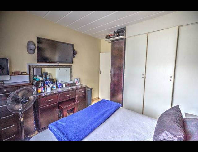 2 BEDROOM APARTMENT BLOCK FOR SALE IN KEMPTON PARK EXT 4